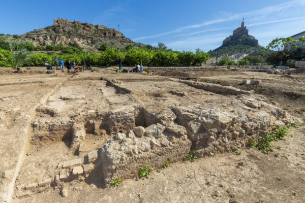 La rehabilitación del Castillo de Monteagudo, más cerca: el Ayuntamiento compra por dos millones 56 parcelas anexas 