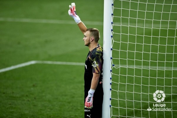 Cillessen se salva en otro ridículo fuera de casa