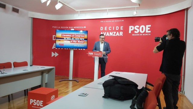 Conesa se moja por el Mar Menor e intercede ante Pedro Sánchez