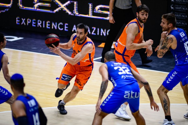 Valencia Basket redondea un mayúsculo último cuarto para derrotar a San Pablo y ser líder