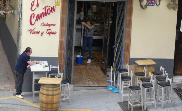 Vecinos del casco antiguo de Cartagena denuncian que el trato preferente a la hostelería puede traer contagios masivos