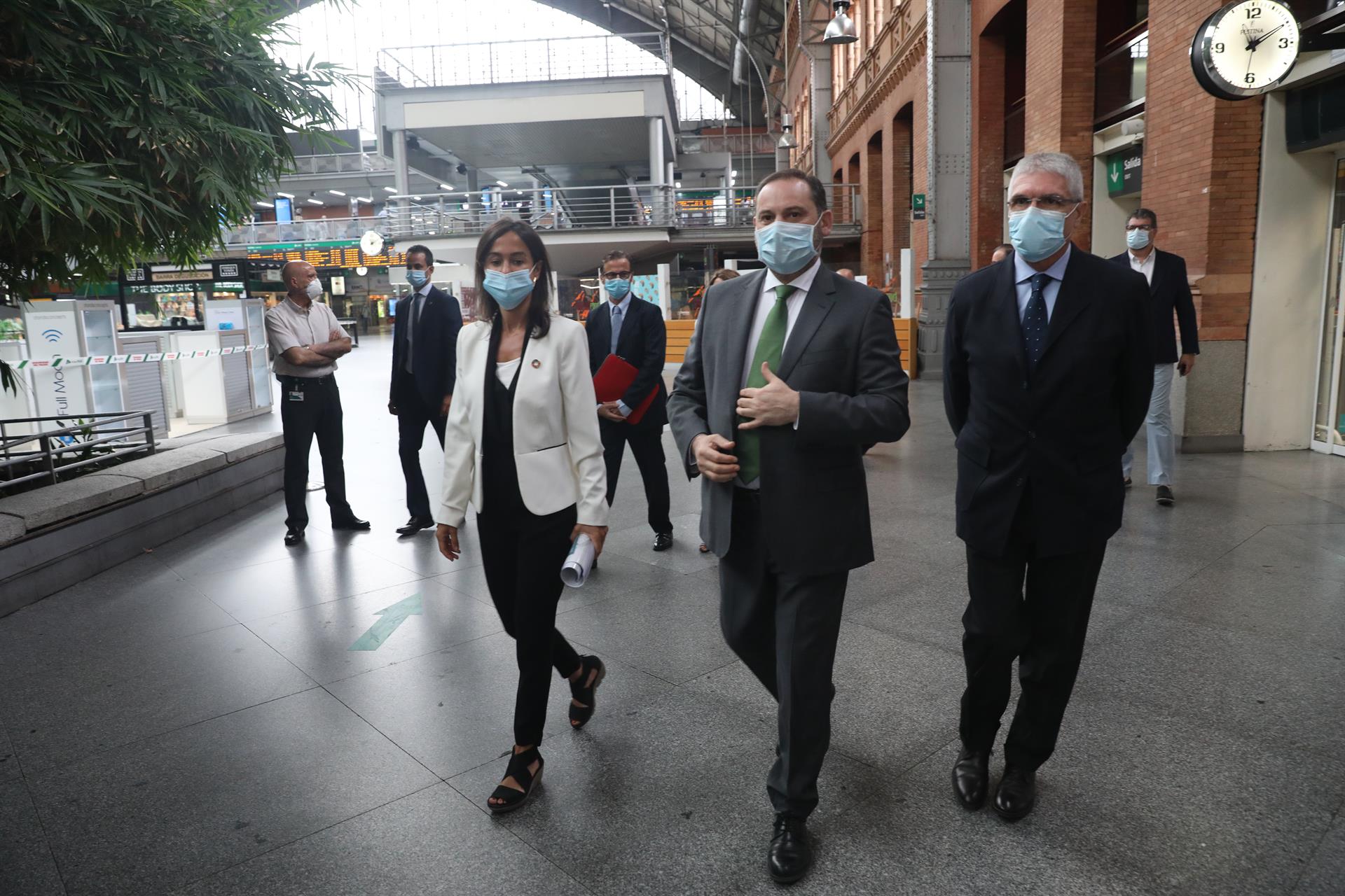 El ministro de Transporte, José Luis Ábalos, junto a la presidenta de Adif y al presidente de Renfe - 