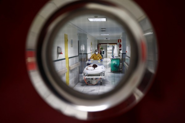 La multiplicación de brotes alienta el temor a una vuelta a las restricciones