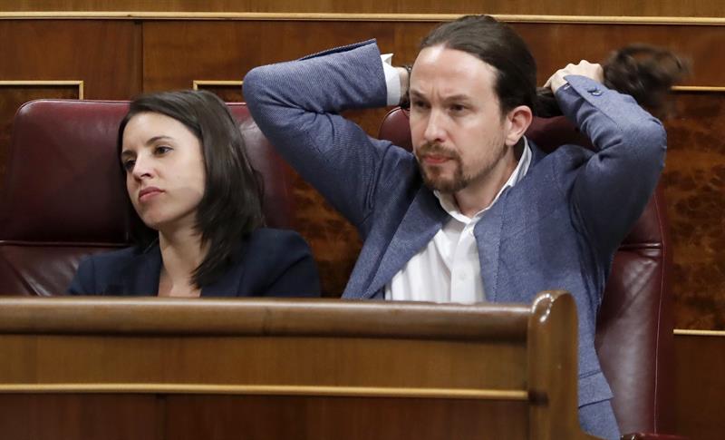 Pablo Iglesias junto a Irene Montero durante el debate. Foto: EFE - 