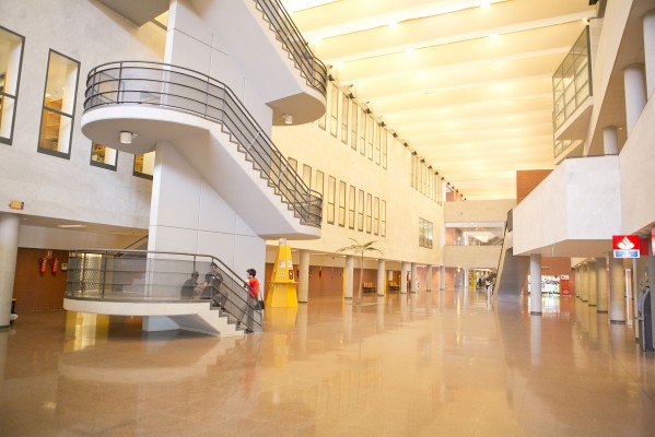 CCOO impugna el nuevo pliego de conserjería de la UMH al omitir la subrogación del personal