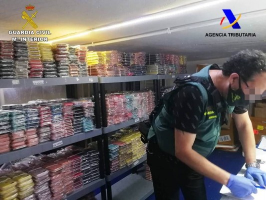 Una tienda de Los Alcázares escondía 600.000 euros en artículos para telefonía falsificados