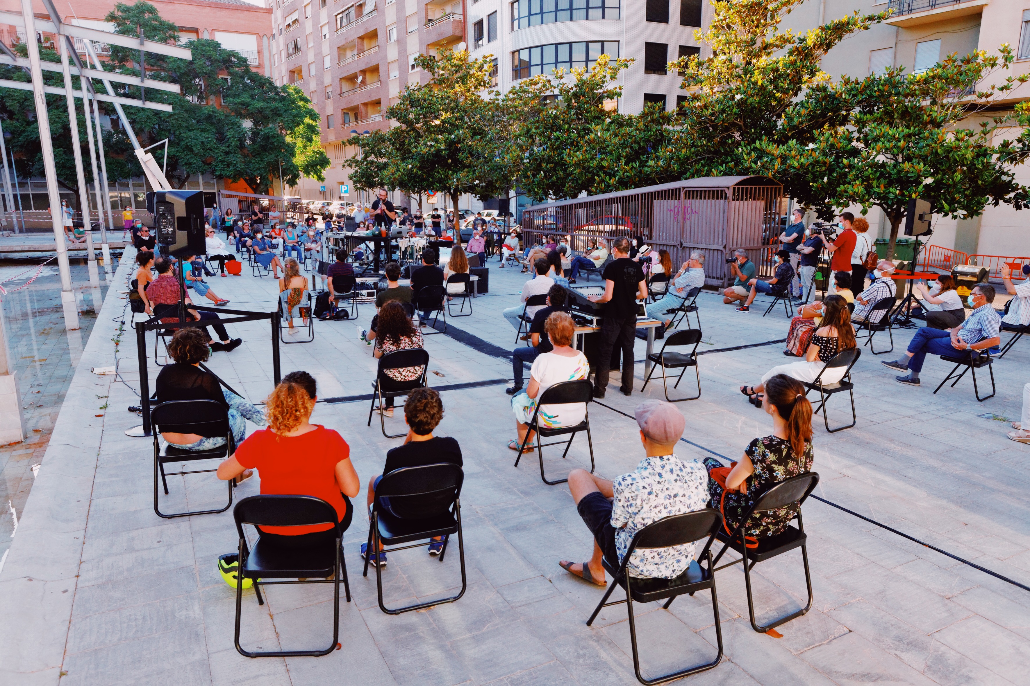 
Todos los ojos puestos en el escenario: el teatro inunda las calles de la nueva normalidad