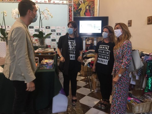 Moda, diseño y la venta solidaria de mil kilos de ropa, en el 'Santa Eulalia Fashion Market'