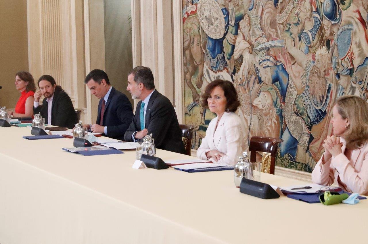 El Rey preside en el Palacio de la Zarzuela la reunión del Consejo de Seguridad Nacional (CSN), junto al presidente del Gobierno, Pedro Sánchez (3i), la vicepresidenta primera, Carmen Calvo (2d), el vicepresidente segundo, Pablo Iglesias (2i), la min - 