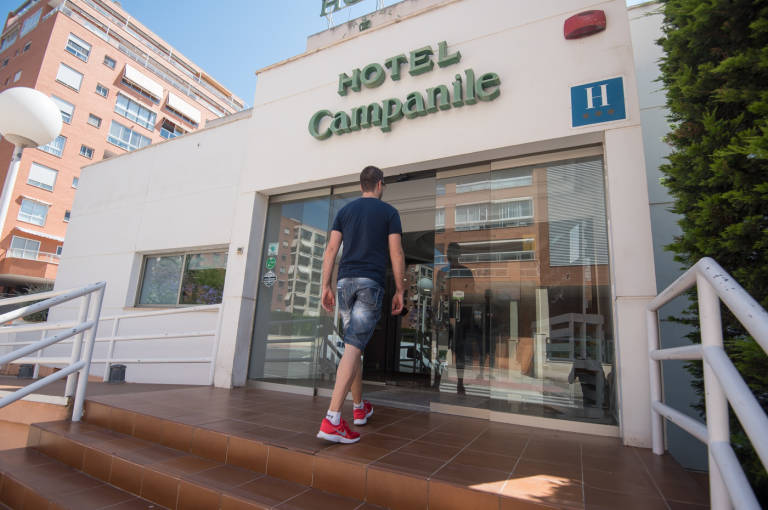 Un cliente a su llegada a un hotel de Alicante, el pasado mayo. Foto: RAFA MOLINA - 