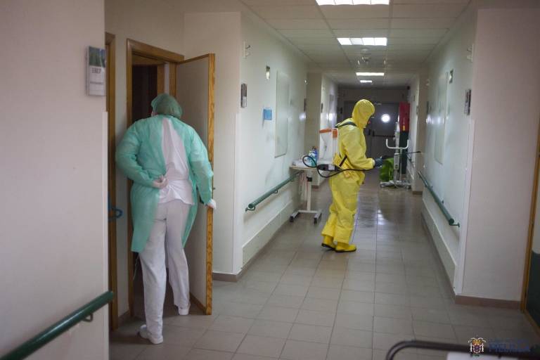 Sanidad informa de un muerto por covid-19 en España en 24 horas y 125 nuevos casos