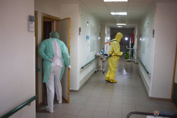 Sanidad informa de un muerto por covid-19 en España en 24 horas y 125 nuevos casos