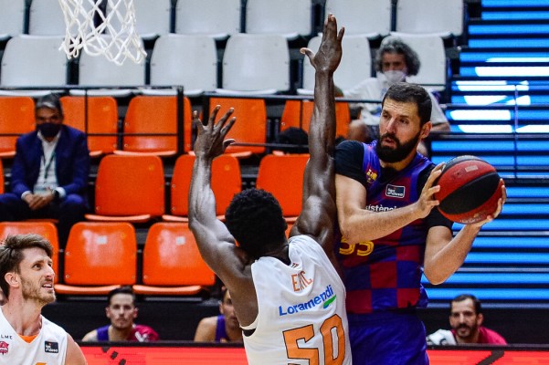 El Barça escala al liderato en un partido accidentado ante el Baskonia