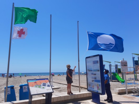 Santa Pola iza sus banderas azules: este año, se estrena el distintivo del Museo de la Sal
