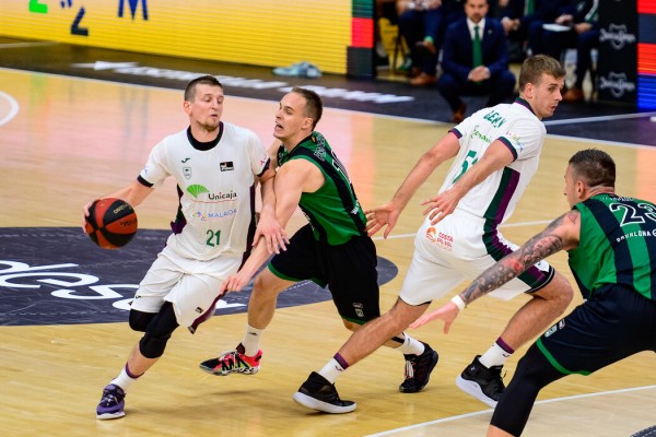 Bouteille hunde al Joventut con una recital en el último cuarto