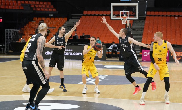 El Bilbao firma su primera victoria ante un decepcionante Iberostar
