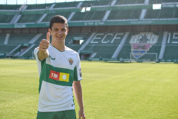El joven cartagenero Jony Álamo amplía contrato hasta 2023 con el Elche, de Segunda División