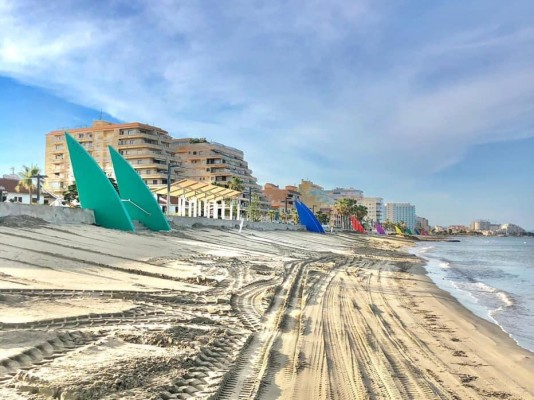 Orpesa pone un toque de color al paseo marítimo de Morro de Gos tras los destrozos de 'Gloria'