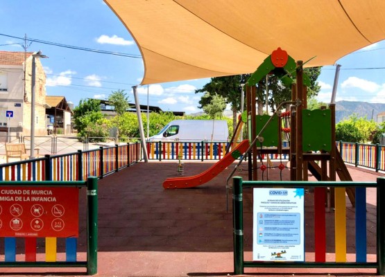 En los columpios con mascarilla, brigadas de limpieza desinfectarán diariamente parques infantiles y de gimnasia 