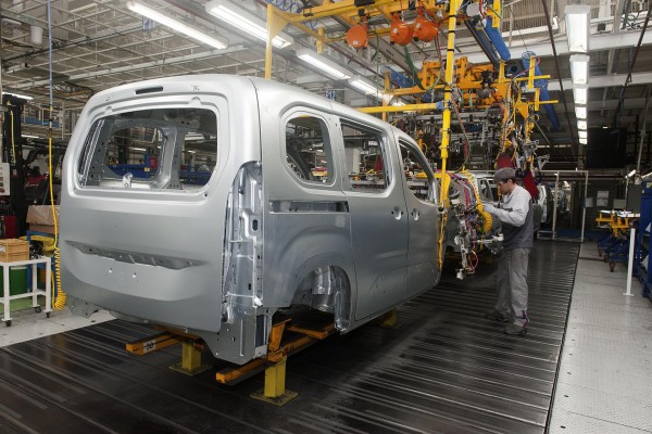 El automóvil suma en abril dos meses en negativo, tras un desplome del 84% de las exportaciones