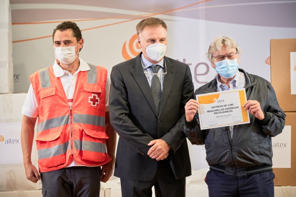 Aitex dona batas sanitarias a los hospitales de Alcoy y Ontinyent