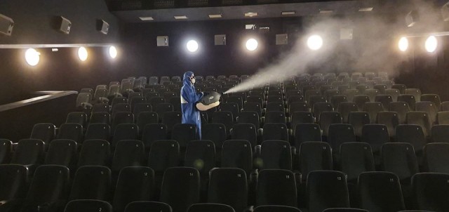 La duda sigue en los cines: falta de confianza y de estrenos, pero algo más de 'normalidad' en terrazas