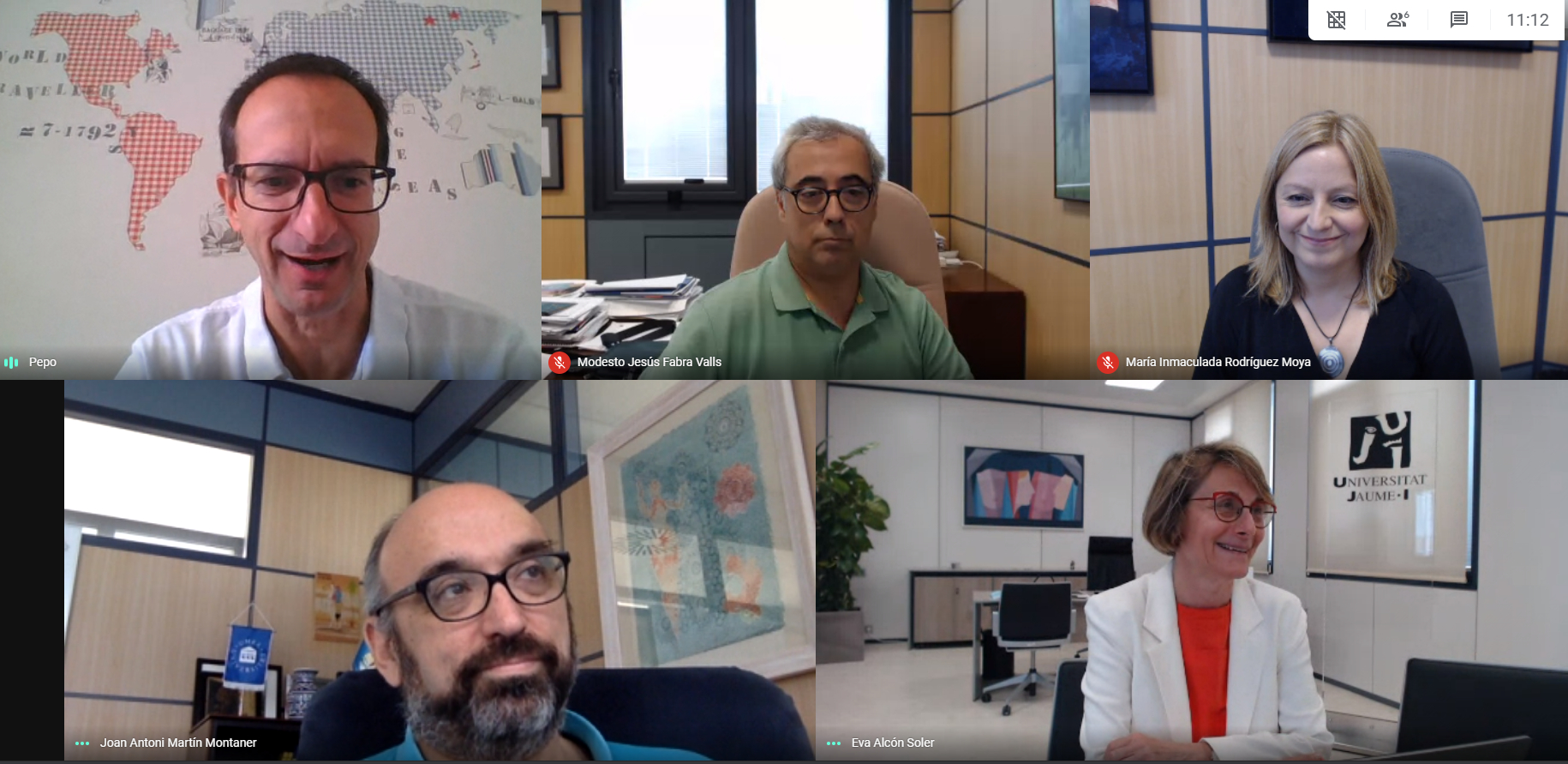 Captura de pantalla de la reunión telemática mantenida este viernes entre responsables de la UJI, con la rectora Eva Alcón a la cabeza, y el director de Convenios y Mecenazgo de Santander Universidades, José María García de los Ríos.  - 