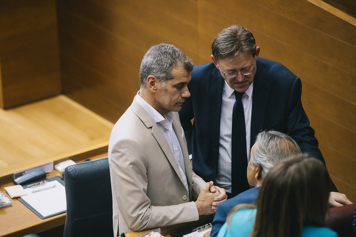 El síndic de Cs, Toni Cantó, y el presidente de la Generalitat, Ximo Puig, dialogan con el síndic socialista, Manolo Mata. Foto: KIKE TABERNER - 