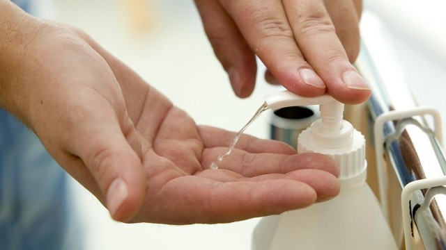 Dermatitis, acné y rosácea, enfermedades agravadas por el uso de mascarillas y geles
