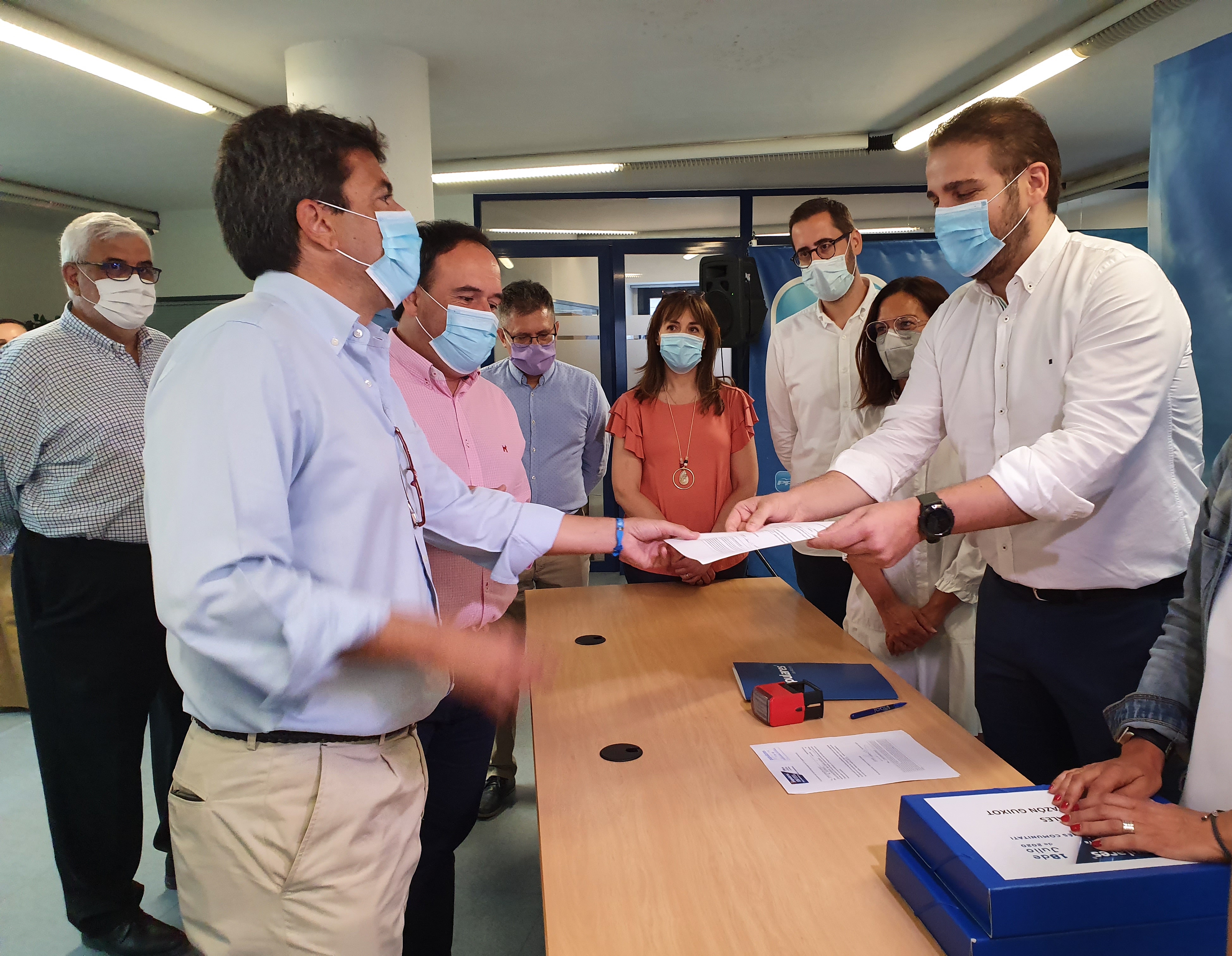 Mazón entrega más de 3.000 avales de apoyo a su candidatura para presidir el PP de la provincia de Alicante 