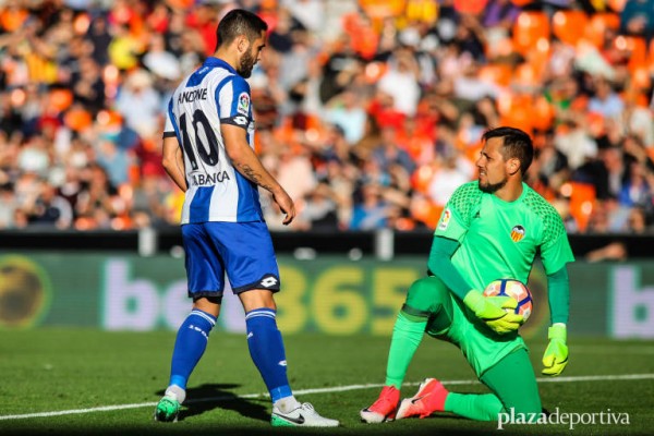 El agente de Diego Alves en Italia asegura que saldría por un precio 