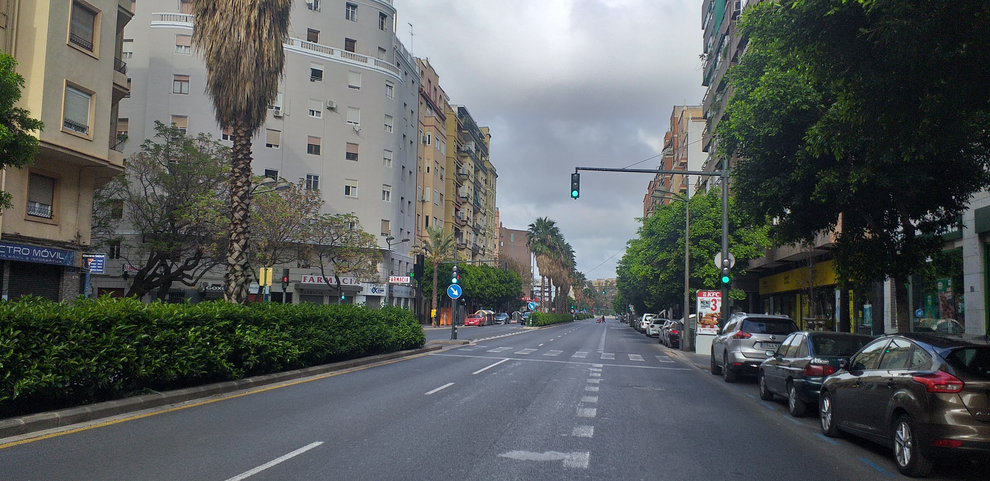 La avenida Peris y Valero de València, desierta, el primer domingo del estado de alarma. - 