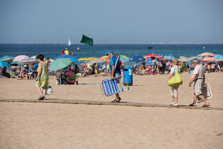 Turismo gasta 1,2 millones en la compra de más pasarelas para adecuar las playas a la covid