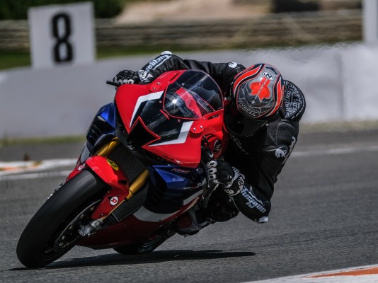 El circuito Ricardo Tormo acoge este domingo tandas populares para pilotos aficionados
