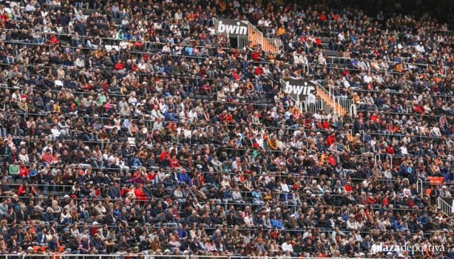 Tebas: “Estamos trabajando en un protocolo para abrir los estadios a los aficionados”