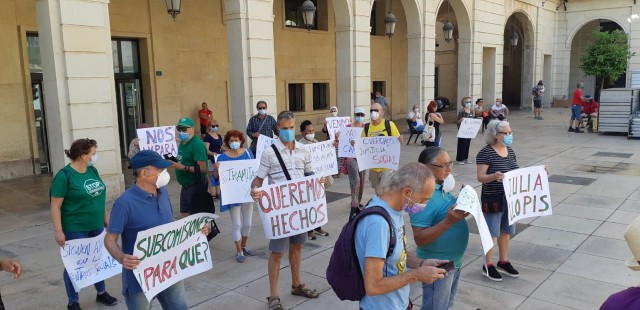 Protesta por el retraso en la tramitación de ayudas sociales en Alicante
