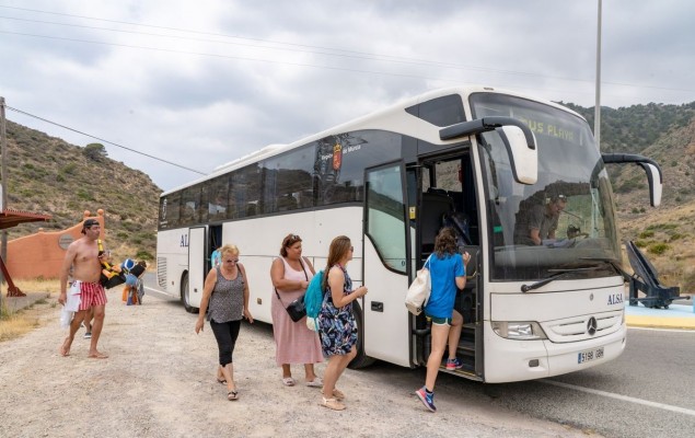 Alsa reducirá este verano a la mitad los horarios de paso de los autobuses a La Manga respecto a 2019