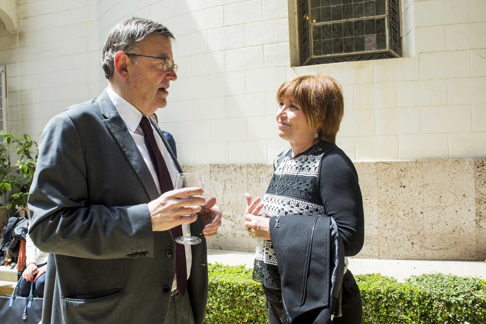 Ximo Puig, con la directora general de À., Empar Marco. Foto: EVA MÁÑEZ - 