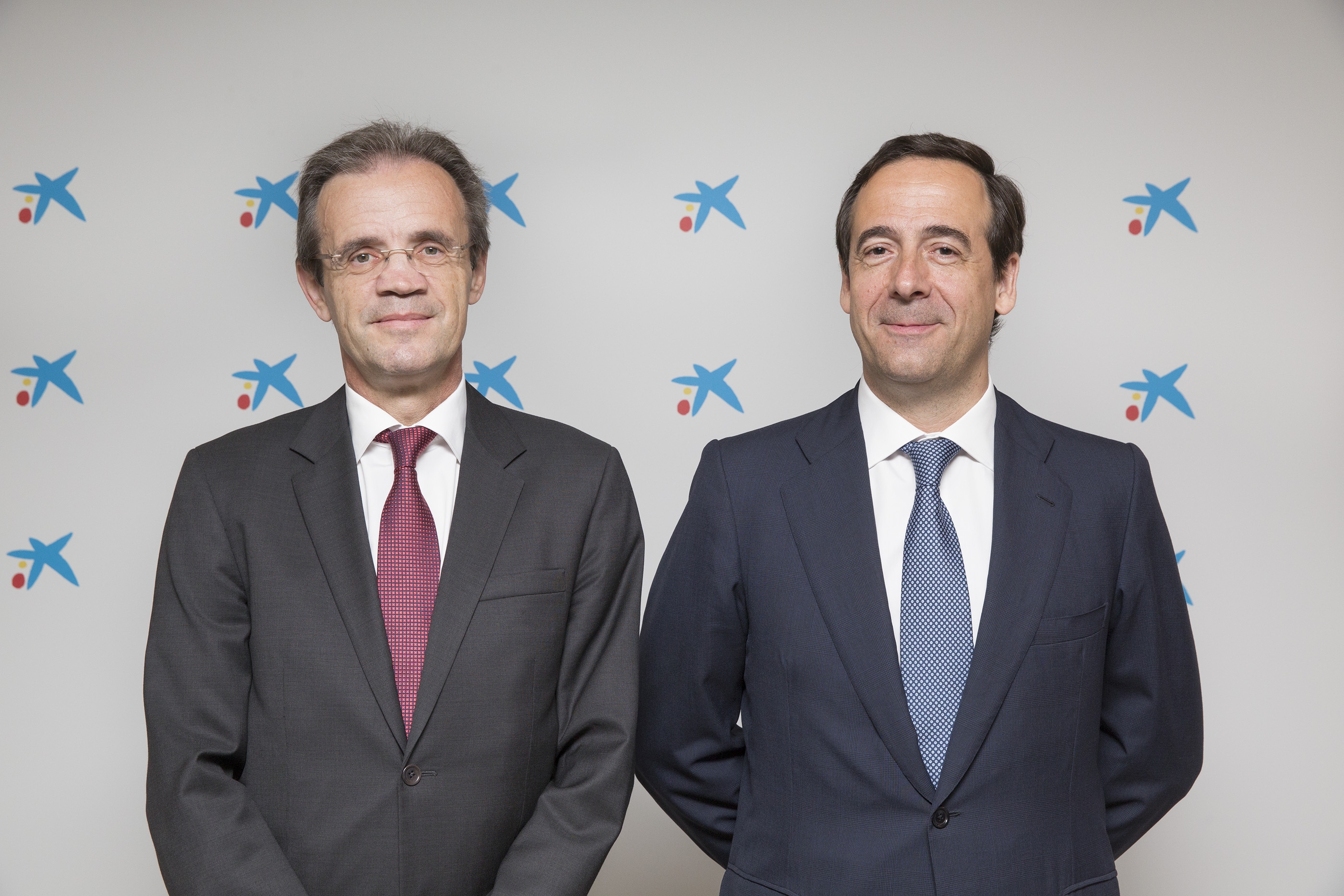 Jordi Gual (i.) y Gonzalo Gortázar, presidente y CEO de CaixaBank - 