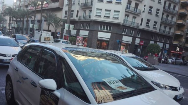 El bipartito de Alicante promete el taxi a demanda sin fechas y baraja ligarlo a la contrata del autobús