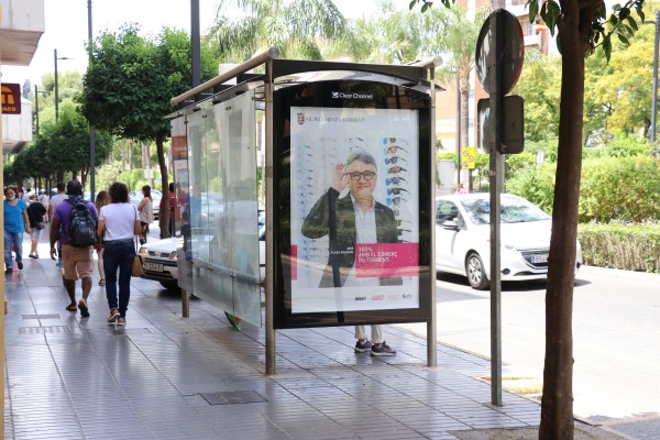 Rostros conocidos de Torrent participan en una campaña para incentivar el comercio local 