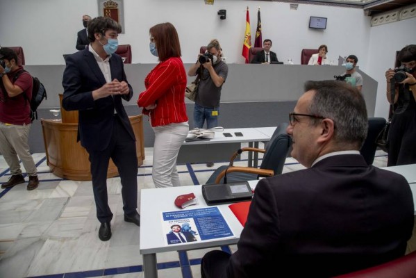 La artillería de la oposición no incomoda a Miras
