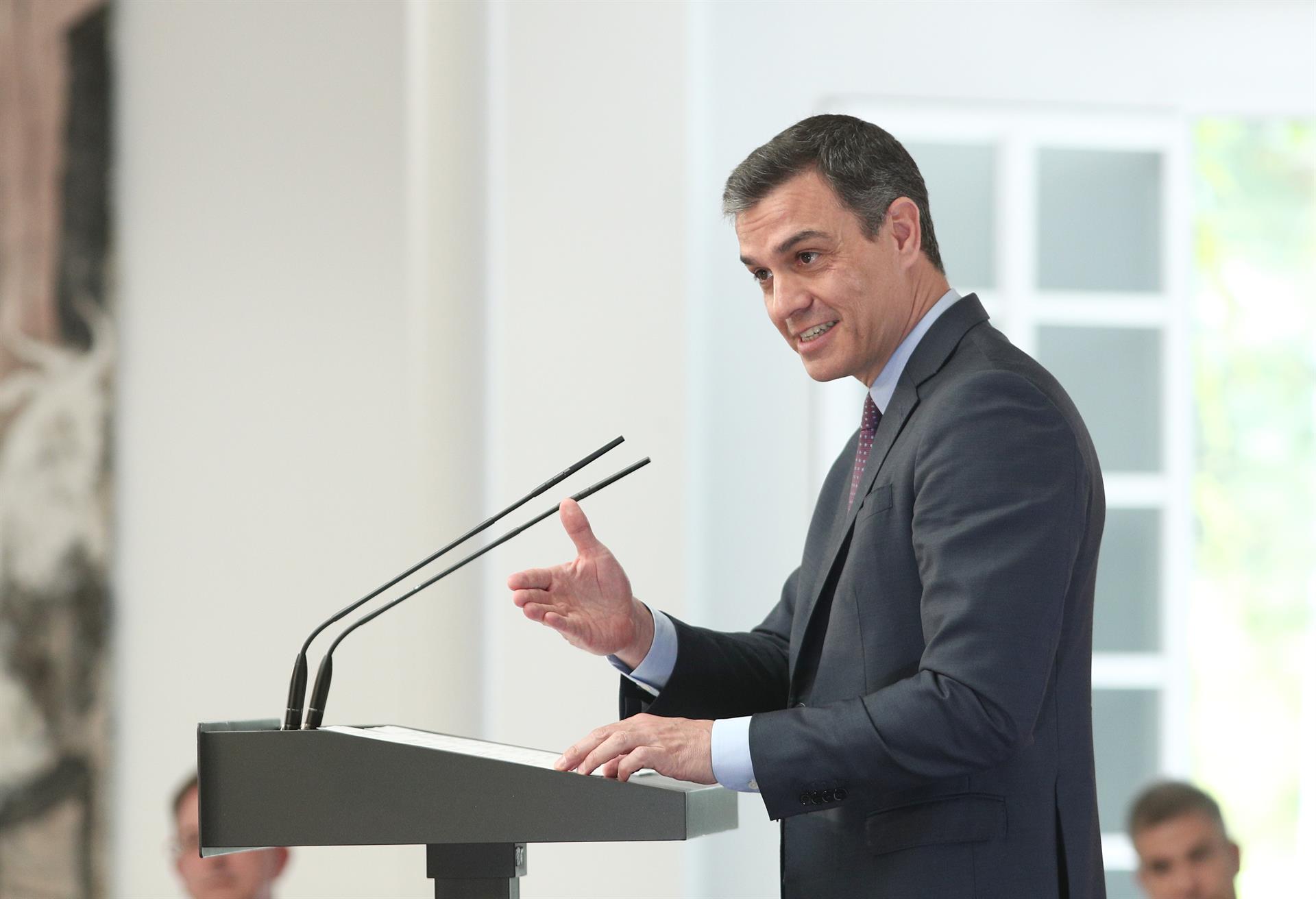 Sánchez recurre a 100 expertos para elaborar un informe sobre la estrategia de crecimiento y retos