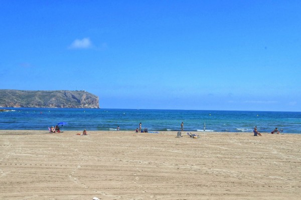 Xàbia limita el aforo de sus playas, pero no establecerá un sistema de cita previa 