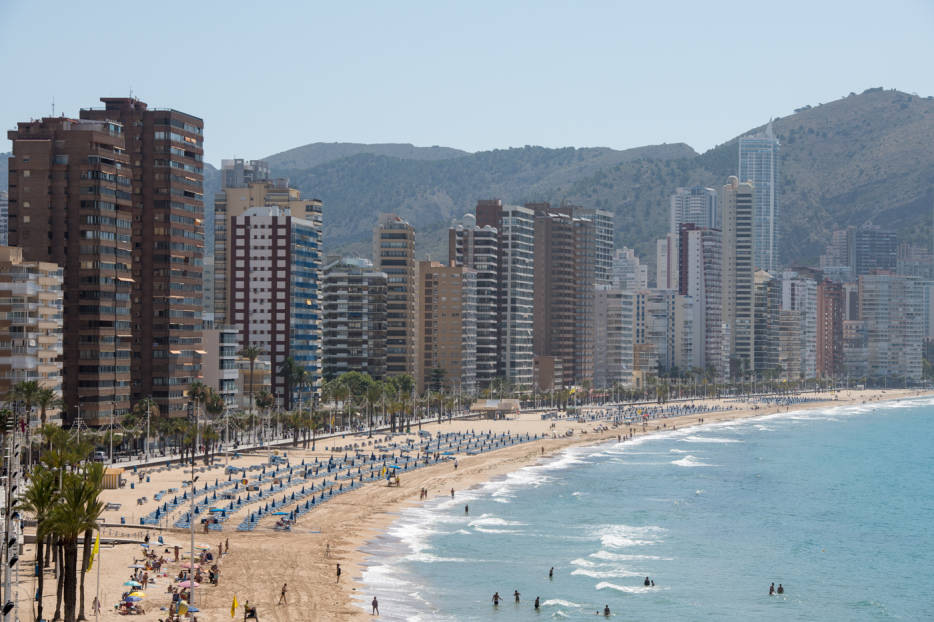 Playas abiertas al baño en Benidorm. Foto: RAFA MOLINA - 