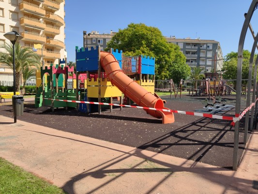 El Campello reabre las zonas de juegos infantiles e instala un área biosaludable en la playa