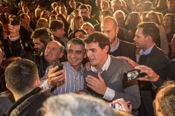 Rivera disfruta su fenómeno fan en Valencia ante un auditorio con aroma a PP