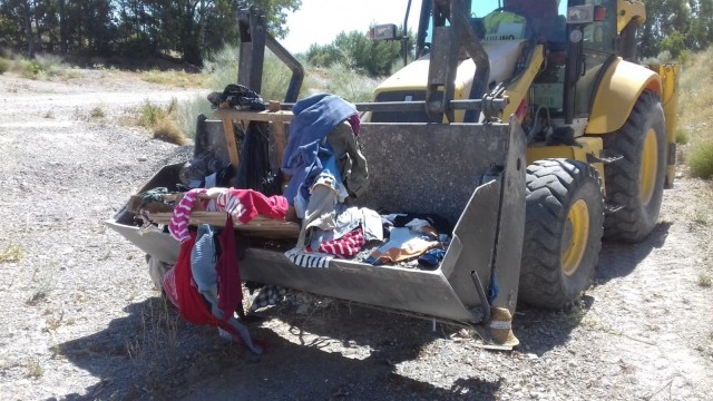Lorca limpia la rambla de la Torrecilla y en una semana se vuelve a llenar de basura