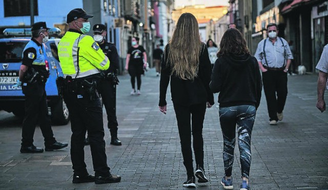 Expertos advierten de las consecuencias del distanciamiento social en el desarrollo de los adolescentes
