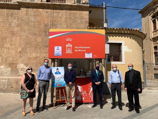 La Cofradía del Amparo de Murcia vende pulseras solidarias para el economato de Cáritas a 3 euros